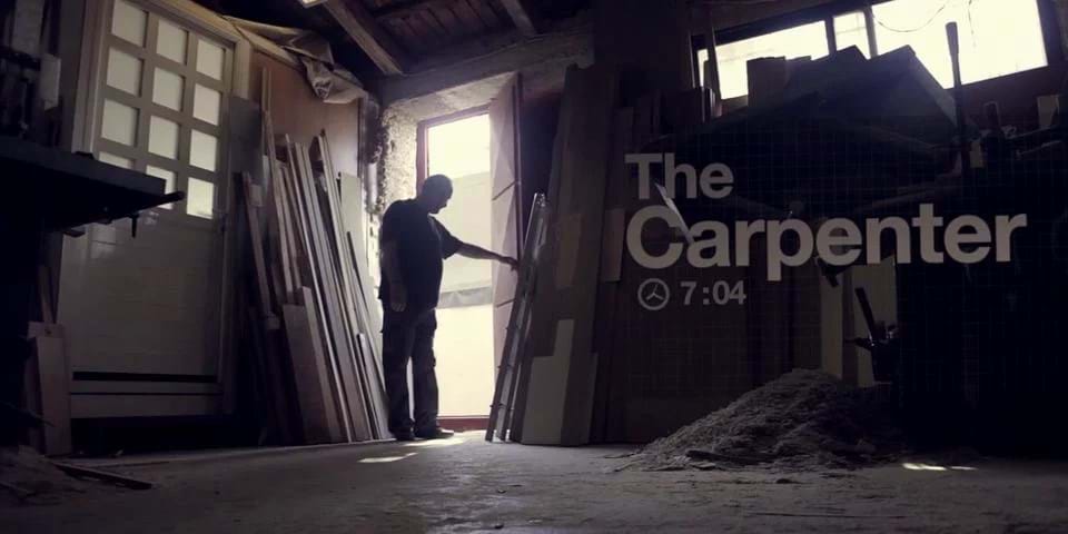 Mand går ind på sit værksted og viser rundt